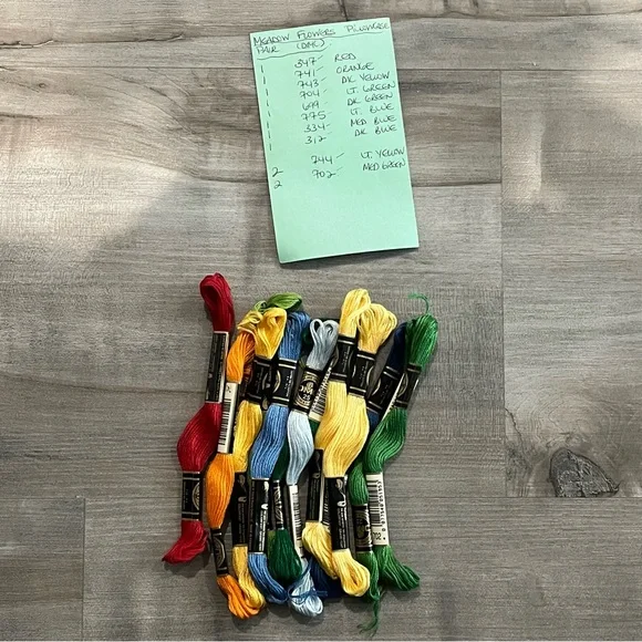 NWT Bucilla Special Edition Stamped Embroidery Flowers Pillowcase Pair & Floss - Picture 9 of 10